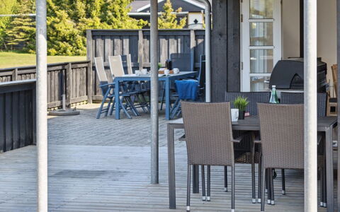 Elmo - 800M from the Sea: Tetto, Casa, Lotto, Casa, Villetta, Estate, Edifici Giardino, Shade, Log Cabin, Landscaping