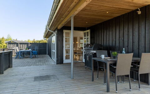 Elmo - 800M from the Sea: Tetto, Casa, Lotto, Casa, Villetta, Estate, Edifici Giardino, Shade, Log Cabin, Landscaping