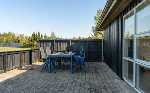 Elmo - 800M from the Sea: Tetto, Casa, Lotto, Casa, Villetta, Estate, Edifici Giardino, Shade, Log Cabin, Landscaping