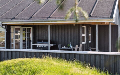 Elmo - 800M from the Sea: Tetto, Casa, Lotto, Casa, Villetta, Estate, Edifici Giardino, Shade, Log Cabin, Landscaping