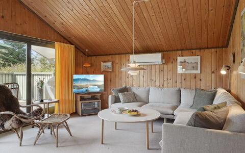 Winter - 500M from the Sea: Interior Design, Legna, Soffitto, Mobilia, Pavimentazione, Camera, Pavimento, Casa, Soggiorno, Lampada