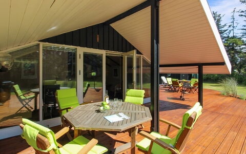 Alban - 700M from the Sea: Mobilia, Interior Design, Sedia, Pavimentazione, Tavolo, Ricorrere, Pavimento, Soffitto, Camera, Eco Hotel