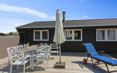 Sampo - 400M from the Sea: Zona Residenziale, Tetto, Sobborgo, Driveway, Estate, Camino