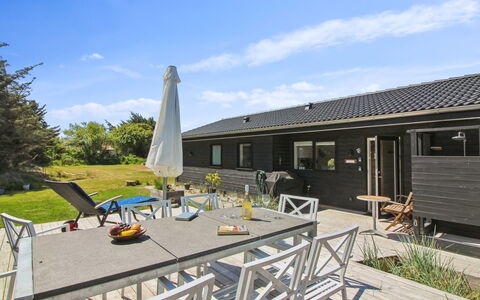 Sampo - 400M from the Sea: Zona Residenziale, Tetto, Sobborgo, Driveway, Estate, Camino