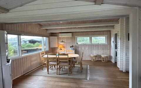 Freding - 450M from the Sea: Pavimentazione, Legna, Pavimento, Soffitto, Interior Design, Pavimento In Legno, Mobilia, Latifoglie, Plank, Camera