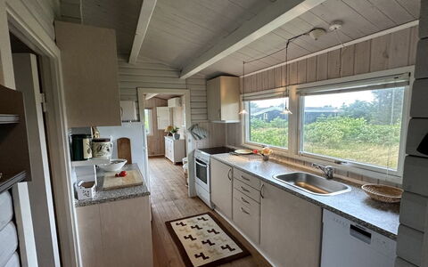 Freding - 450M from the Sea: Legna, Pavimentazione, Pavimento, Soffitto, Color Legno, Latifoglie, Controsoffitto, Pavimento In Legno, Cabinetry, Cucina