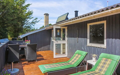 Wisti - 600M from the Sea: Legna, Casa, Latifoglie, Mobilia, Porta, Color Legno, Deck, Shade, Pavimento In Legno, Plank
