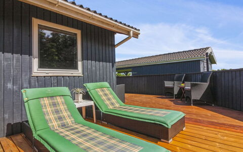Wisti - 600M from the Sea: Legna, Color Legno, Latifoglie, Plank, Deck, Pavimento In Legno, Shade, Design, Legname, Eco Hotel