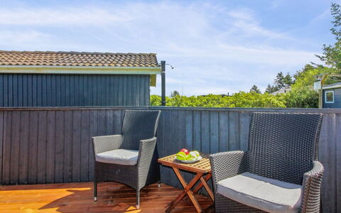 Wisti - 600M from the Sea: Legna, Latifoglie, Deck, Plank, Color Legno, Pavimento In Legno, Portico, Shade, Recinzione, Mobili Da Esterno