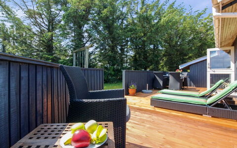 Wisti - 600M from the Sea: Legna, Pavimento In Legno, Mobilia, Latifoglie, Color Legno, Plank, Deck, Shade, Sedia, Eco Hotel