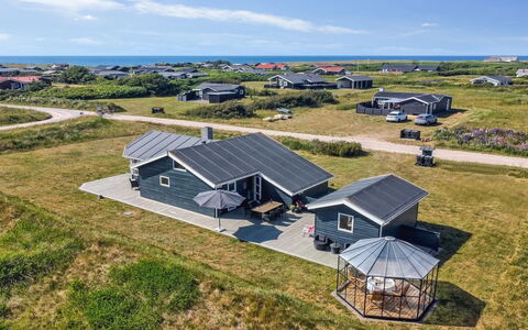 Thomsen - 475M from the Sea: Tetto, Casa, Casa, Zona Residenziale, Villetta, Raccordo, Estate, Sobborgo, Driveway, Landscaping