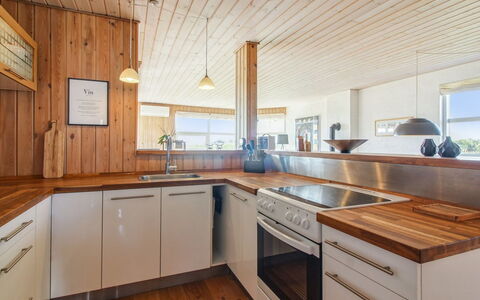 Thomsen - 475M from the Sea: Pavimentazione, Interior Design, Controsoffitto, Cucina, Pavimento, Legna, Soffitto, Cabinetry, Pavimento In Legno, Mobilia