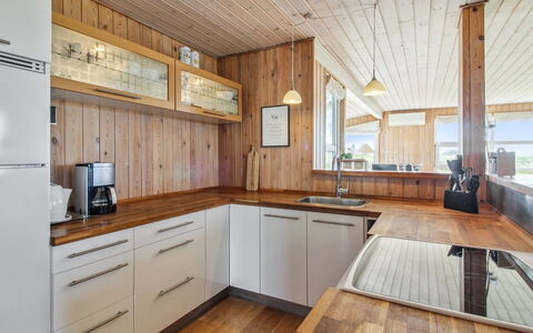 Thomsen - 475M from the Sea: Pavimentazione, Cucina, Controsoffitto, Interior Design, Legna, Pavimento, Cabinetry, Soffitto, Pavimento In Legno, Mobilia