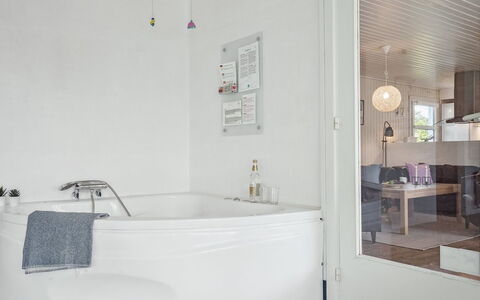 Ingebore - 700M from the Sea: Interior Design, Pavimentazione, Pavimento, Idraulico Fixture, Soffitto, Bagno, Vasca Da Bagno, Camera, Mobilia, Idraulico