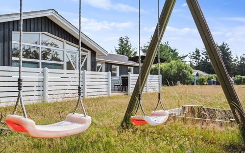 Ingebore - 700M from the Sea: Swing, Attrezzatura Giochi All'Aperto, Tempo Libero, Shade, Giardino, Prato, Parco, Backyard, Cortile, Terreno Di Gioco