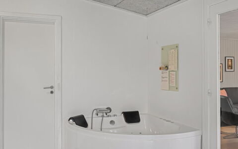 Ingebore - 700M from the Sea: Parete, Pavimentazione, Pavimento, Soffitto, Interior Design, Idraulico Fixture, Camera, Idraulico, Lampada, Bagno
