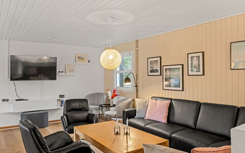 Ingebore - 700M from the Sea: Mobilia, Interior Design, Divano, Parete, Pavimentazione, Soffitto, Legna, Soggiorno, Pavimento, Lampada