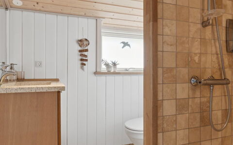 Sazdo - 1.1Km from the Sea: Parete, Pavimentazione, Legna, Idraulico Fixture, Pavimento, Interior Design, Bagno, Soffitto, Idraulico, Camera