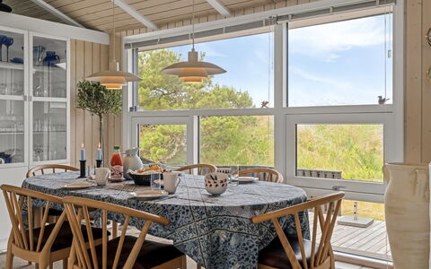 Hrefna - 500M from the Sea: Mobilia, Interior Design, Legna, Pavimentazione, Soffitto, Sedia, Pavimento, Cucina & Sala Da Pranzo Tavolo, Tavolo, Sala Da Pranzo