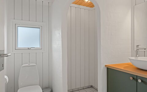 Hrefna - 500M from the Sea: Parete, Idraulico Fixture, Pavimentazione, Interior Design, Bagno, Pavimento, Idraulico, Gabinetto, Camera, Lavello