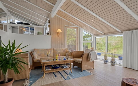Hrefna - 500M from the Sea: Legna, Interior Design, Pavimentazione, Soffitto, Mobilia, Pavimento, Divano, Pavimento In Legno, Soggiorno, Casa