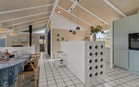 Hrefna - 500M from the Sea: Pavimentazione, Interior Design, Pavimento, Cucina, Soffitto, Lampada, Controsoffitto, Materiali Naturali, Shade, Sedia