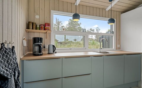 Hrefna - 500M from the Sea: Cucina, Legna, Controsoffitto, Interior Design, Pavimentazione, Elettrodomestico Da Cucina, Cabinetry, Pavimento, Mobilia, Idraulico Fixture
