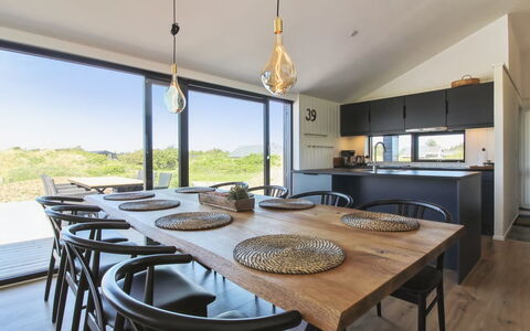 Kristiina - 500M from the Sea: Cucina & Sala Da Pranzo Tavolo, Interior Design, Sala Da Pranzo, Mobilia, Tavolo, Soffitto, Pavimento In Legno, Controsoffitto, Latifoglie, Sedia