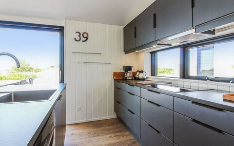 Kristiina - 500M from the Sea: Cucina, Legna, Controsoffitto, Elettrodomestico Da Cucina, Cabinetry, Rubinetto, Idraulico Fixture, Lavello, Lavandino Della Cucina, Apparecchio Major