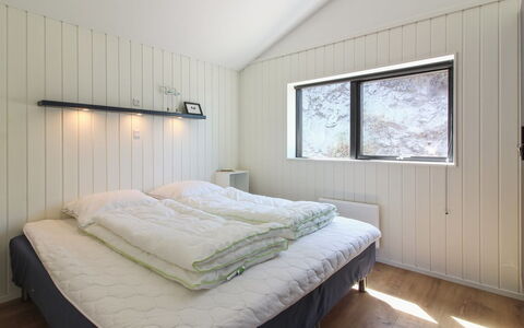 Kristiina - 500M from the Sea: Camera Da Letto, Letto, Legna, Lenzuolo, Bedding, Telaio Del Letto, Soffitto, Biancheria, Camera, Materasso