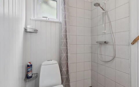 Alkmar - from the Sea: Parete, Pavimentazione, Idraulico Fixture, Pavimento, Bagno, Gabinetto, Interior Design, Toilet Seat, Idraulico, Soffitto