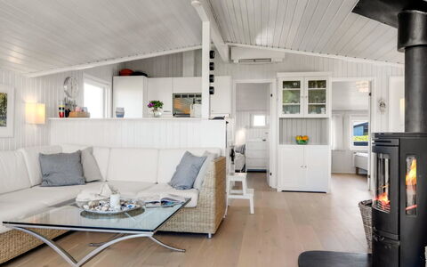 Minka - 58M from the Sea: Pavimentazione, Interior Design, Casa, Pavimento, Soffitto, Mobilia, Soggiorno, Divano, Pavimento In Legno