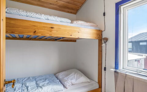 Nikoletta - 50M from the Sea: Legna, Camera Da Letto, Letto A Castello, Letto, Soffitto, Pavimento, Bedding, Telaio Del Letto, Color Legno, Lenzuolo