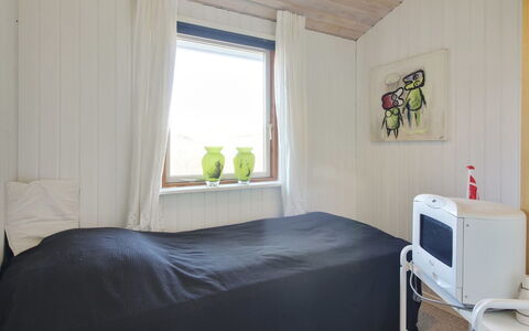 Fridhild - 875M from the Sea: Legna, Pavimento, Pavimentazione, Camera Da Letto, Interior Design, Letto, Mobilia, Camera, Soffitto, Lenzuolo