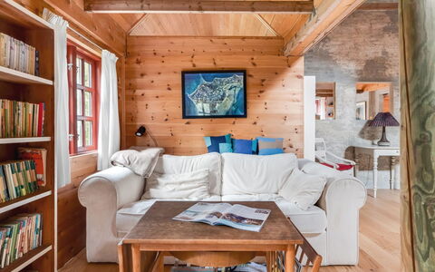 Henke - 100M from the Sea: Mobilia, Interior Design, Legna, Pavimentazione, Soffitto, Pavimento, Camera, Casa, Divano, Soggiorno