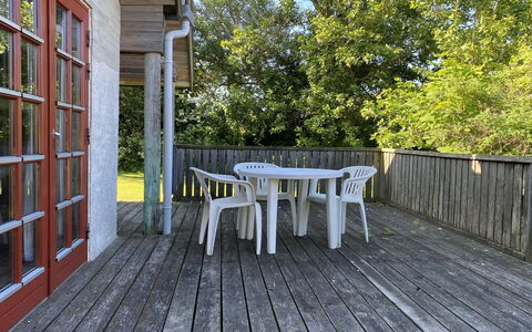 Henke - 100M from the Sea: Legna, Portico, Pavimento In Legno, Latifoglie, Deck, Plank, Materiale Composito, Color Legno, Mobili Da Esterno, Villetta