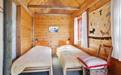 Henke - 100M from the Sea: Camera Da Letto, Legna, Mobilia, Letto, Pavimentazione, Pavimento, Interior Design, Casa, Casa, Camera