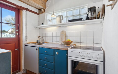 Bedri - 100M from the Sea: Legna, Cucina, Pavimentazione, Pavimento, Controsoffitto, Elettrodomestico Da Cucina, Cabinetry, Apparecchio Major, Cucina Stufa, Camera