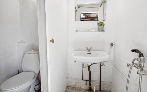 Bedri - 100M from the Sea: Parete, Idraulico Fixture, Bagno, Lavandino Del Bagno, Toilet Seat, Lavello, Pavimento, Pavimentazione, Gabinetto, Idraulico