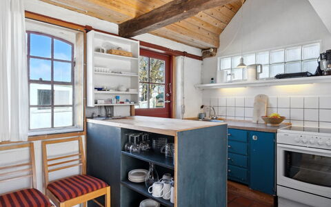Bedri - 100M from the Sea: Mobilia, Cucina, Pavimentazione, Controsoffitto, Interior Design, Legna, Pavimento, Cabinetry, Elettrodomestico Da Cucina, Soffitto