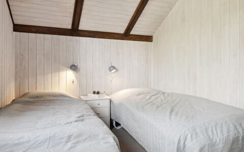Irlin - 600M from the Sea: Parete, Legna, Pavimentazione, Pavimento, Soffitto, Camera Da Letto, Interior Design, Letto, Camera, Biancheria