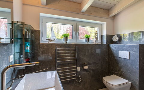 Wingst 100: Proprietà, Idraulico Fixture, Costruzione, Rubinetto, Vasca Da Bagno, Finestra, Bagno, Interior Design, Pavimento, Pavimentazione