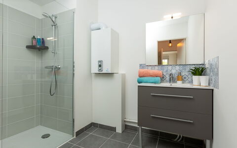 Cancale 160: Specchio, Cabinetry, Idraulico Fixture, Soffione Doccia, Mobiletto Del Bagno, Rubinetto, Costruzione, Doccia, Bagno
