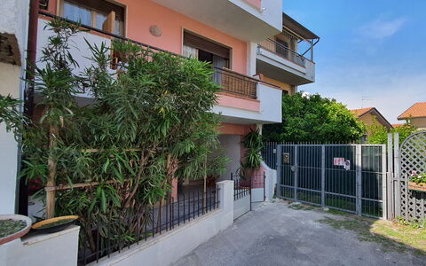 La Butterfly: Pianta, Costruzione, Finestra, Urban Design, Quartiere, Recinzione, Zona Residenziale, Facciata, Immobiliare, Condominio