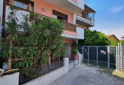 La Butterfly: Pianta, Costruzione, Finestra, Urban Design, Quartiere, Recinzione, Zona Residenziale, Facciata, Immobiliare, Condominio