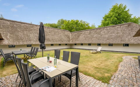 Tatiane - 10Km from the Sea: Tetto, Casa, Casa, Villetta, Raccordo, Estate, Driveway, Edifici Giardino, Cortile, Capannone