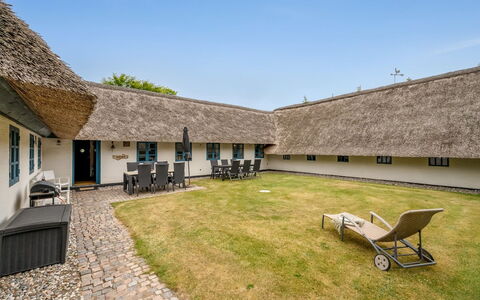 Tatiane - 10Km from the Sea: Tetto, Casa, Casa, Villetta, Raccordo, Estate, Driveway, Edifici Giardino, Cortile, Capannone