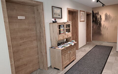 Hippach 500: Cornice, Cabinetry, Proprietà, Mobilia, Legna, Costruzione, Architettura, Pianta Della Casa, Pavimentazione, Pavimento