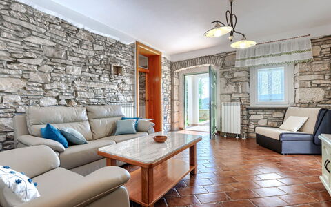 Villa Dina: Parete, Pavimentazione, Interior Design, Mobilia, Pavimento, Soffitto, Muro ​​Di Pietra, Soggiorno, Camera, Divano