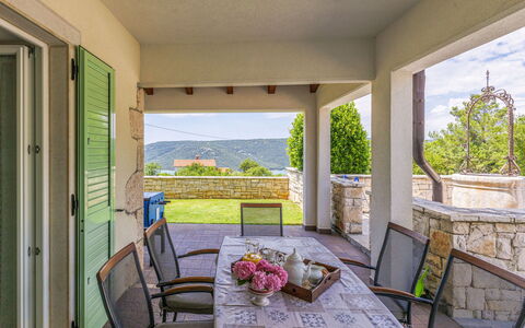 Villa Dina: Cielo, Costruzione, Neve, Pianta, Finestra, Albero, Casa, Congelamento, Pendenza, Paesaggio Naturale